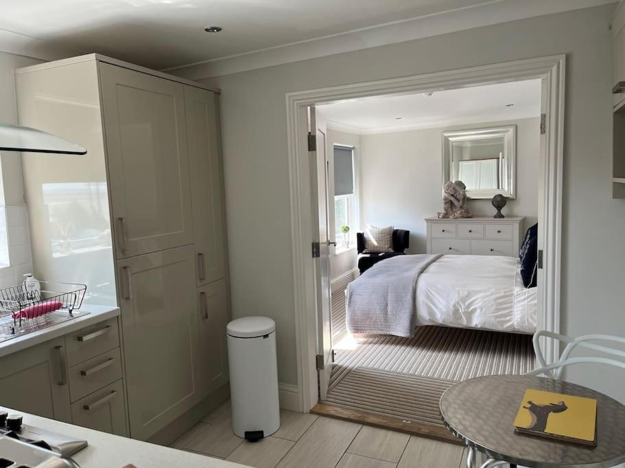 Beautiful Seafront Studio Apartment คลีทอร์ปส์ ภายนอก รูปภาพ